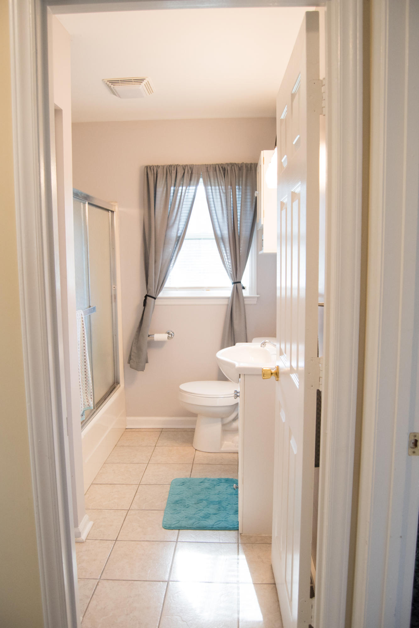 5409 Palm Valley Road Roanoke, VA 24019 - Photo 17 of 36 Bathroom