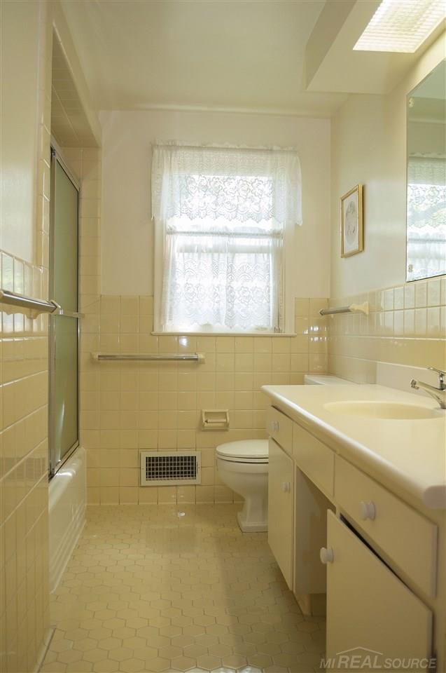 51 North Duval Road Grosse Pointe, MI 48236 - Photo 29 of 36 31349886-29.JPG