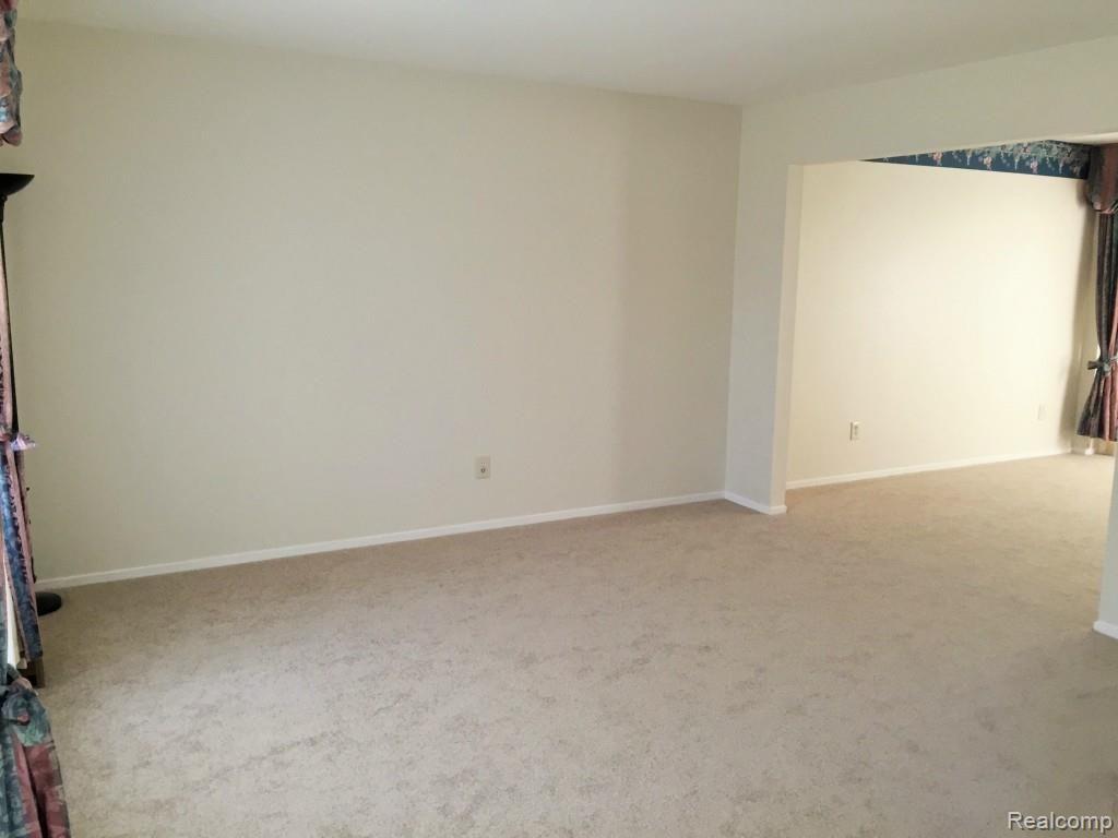 972 High-Ridge Drive Canton, MI 48187 - Photo 6 of 33 Living room.jpg