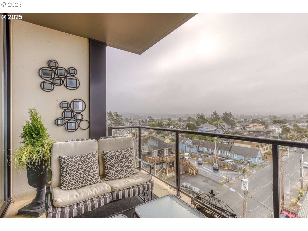 475 South Promenade, Unit 518 Seaside, OR 97138 - Photo 12 of 29 a view of a city from a terrace