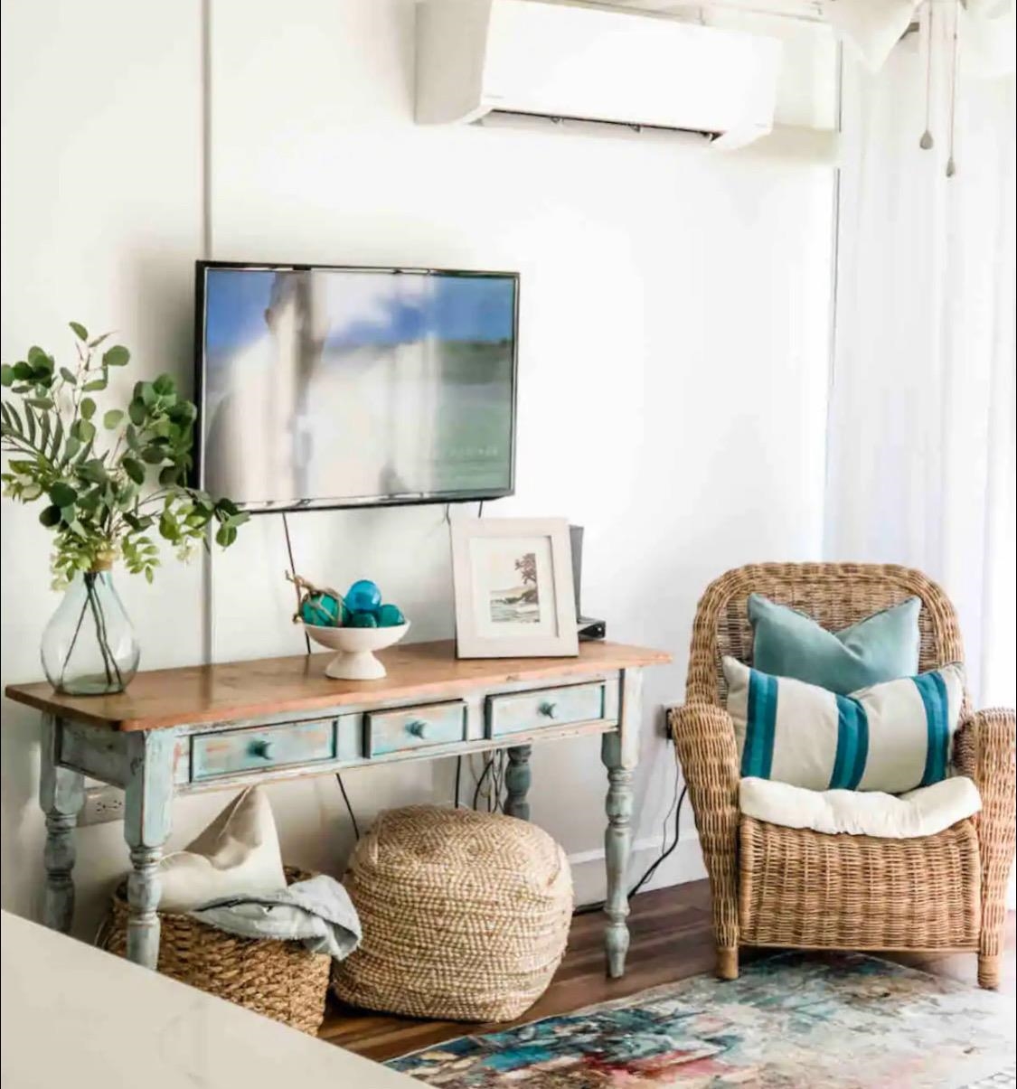 120 Hui Rd F, Unit B5 Lahaina, HI 96761 - Photo 7 of 17 a living room with furniture and a potted plant