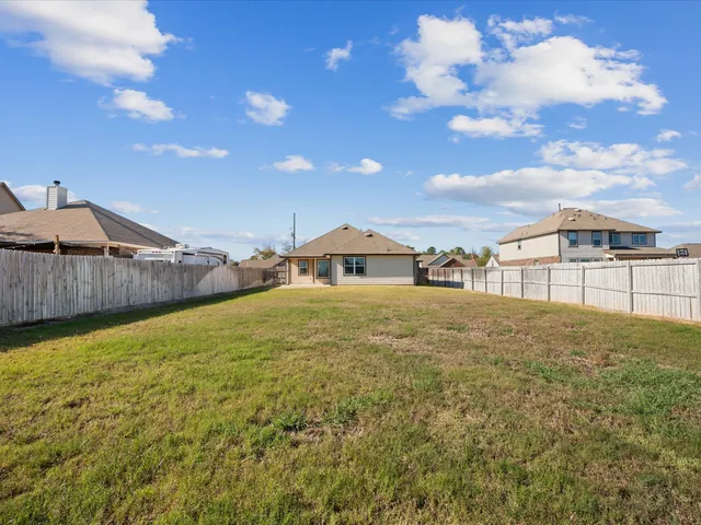 a view of an house with backyard and garden