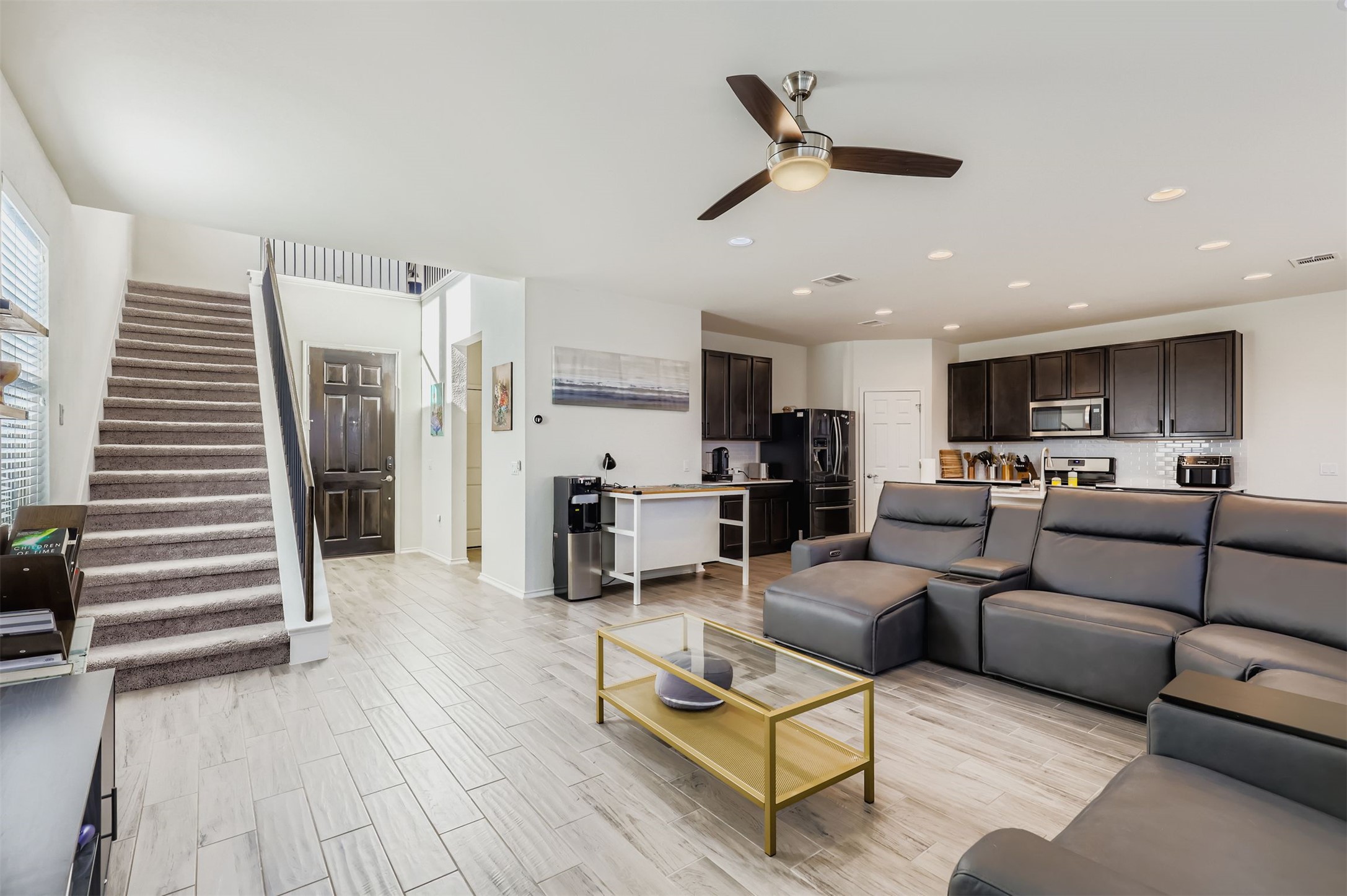 15203 Wallaby Way Austin, TX 78728 - Photo 5 of 26 a living room with furniture and kitchen view