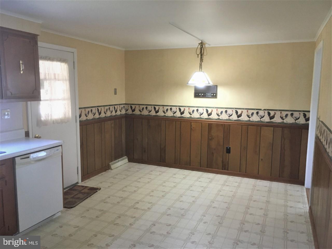 401 Hatchery Road Dover, DE 19901 - Photo 9 of 45 Dining Area w/Door to 4 Season Room