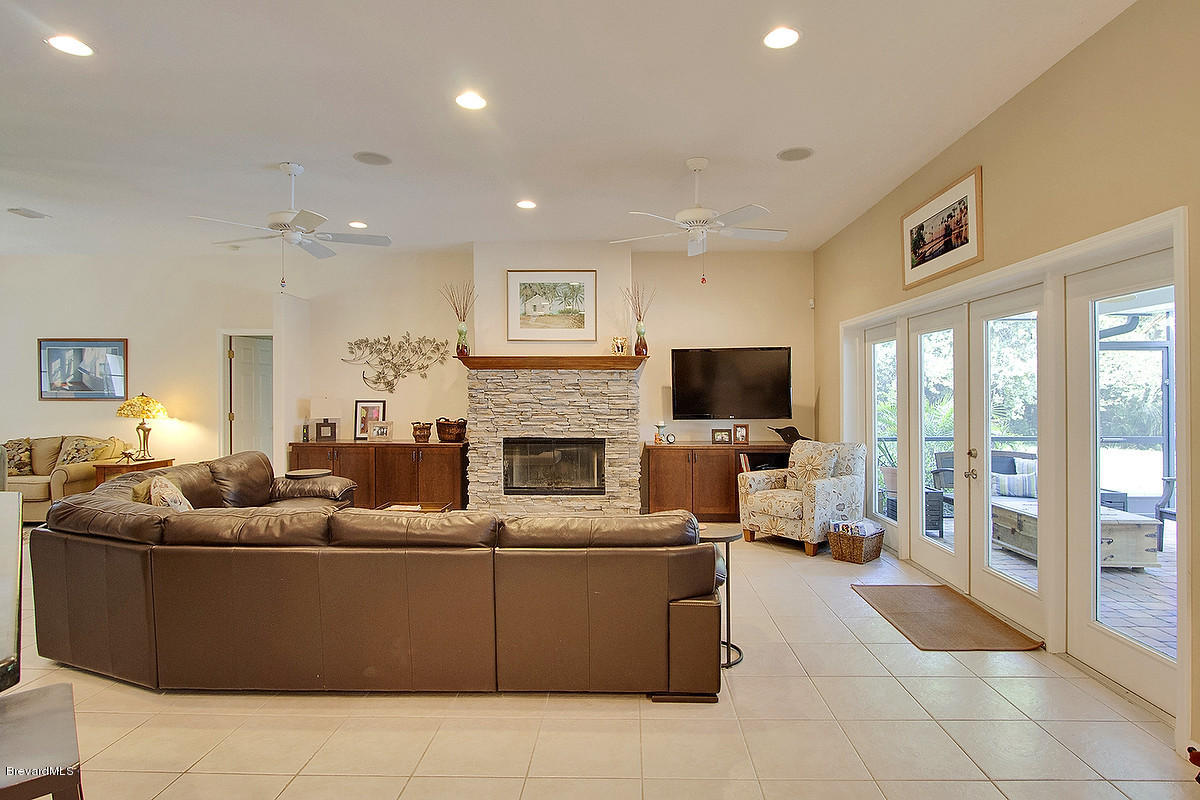 4443 Country Road Melbourne, FL 32934 - Photo 11 of 46 11fam1