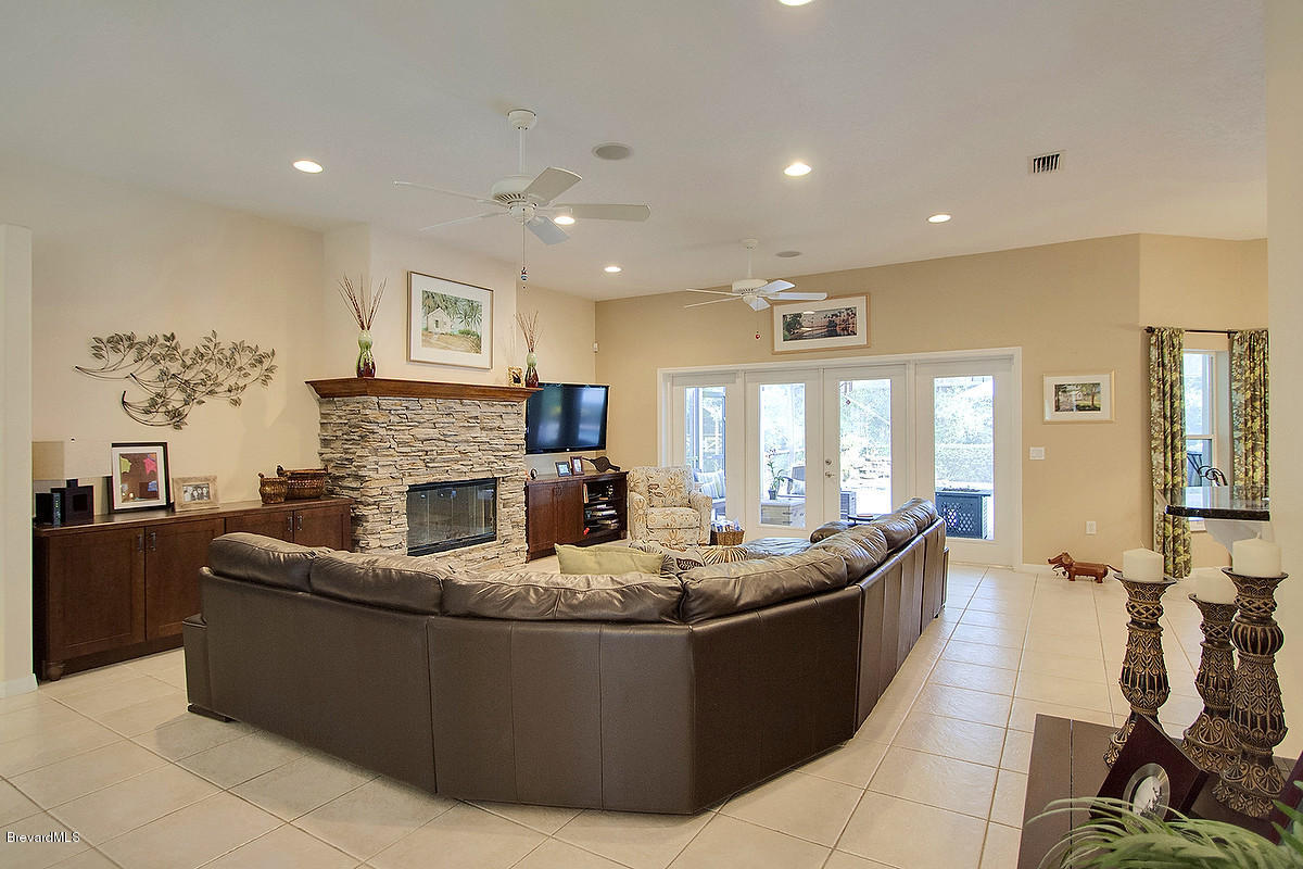 4443 Country Road Melbourne, FL 32934 - Photo 9 of 46 09fam2