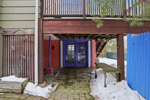 a view of an entrance of the house
