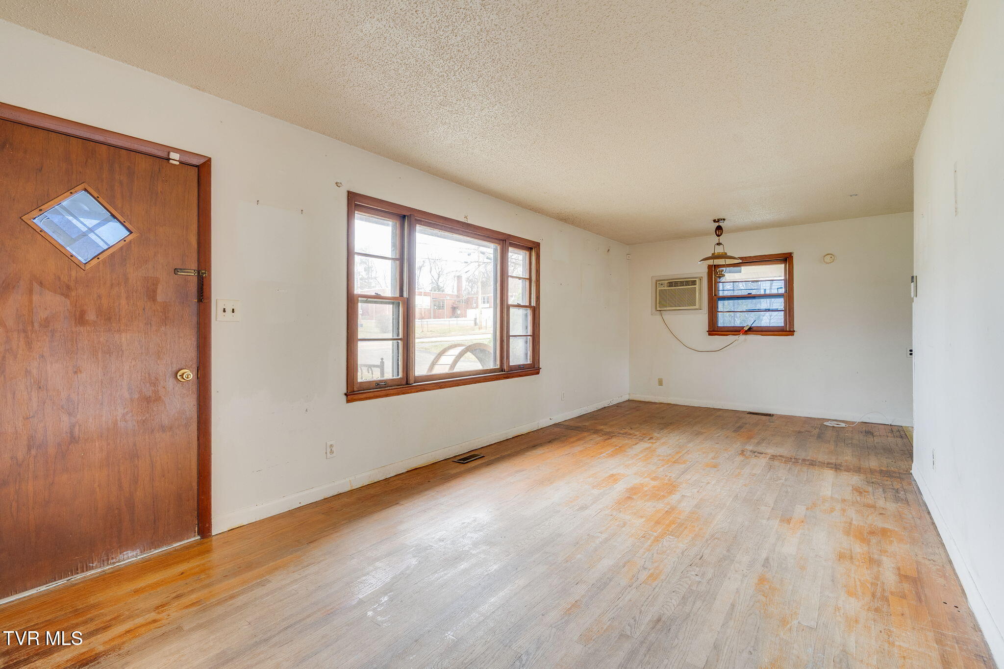 2009 Indian Ridge Road Johnson City, TN 37604 - Photo 4 of 28 002 (2)