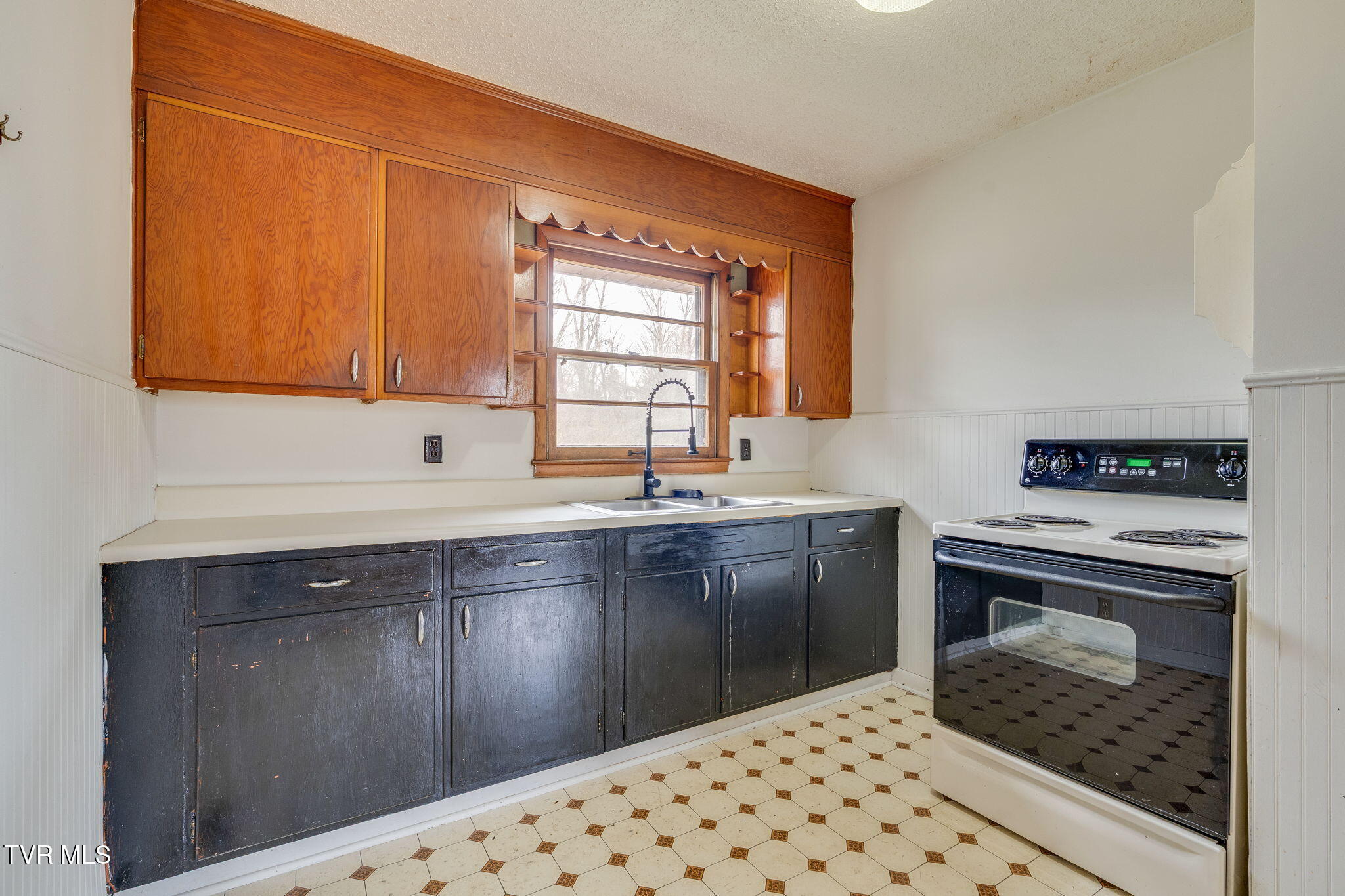 2009 Indian Ridge Road Johnson City, TN 37604 - Photo 6 of 28 005 (2)