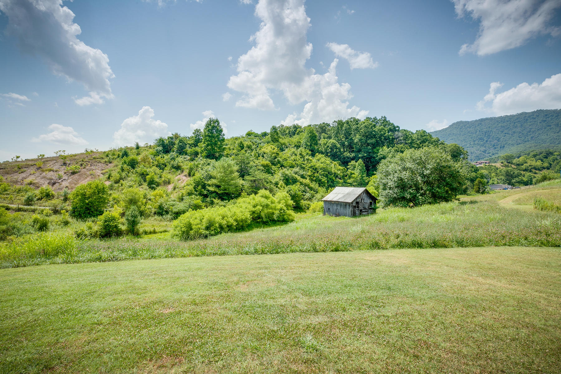335 Chimney Top Loop Fall Branch, TN 37656 - Photo 17 of 66 053 (2)