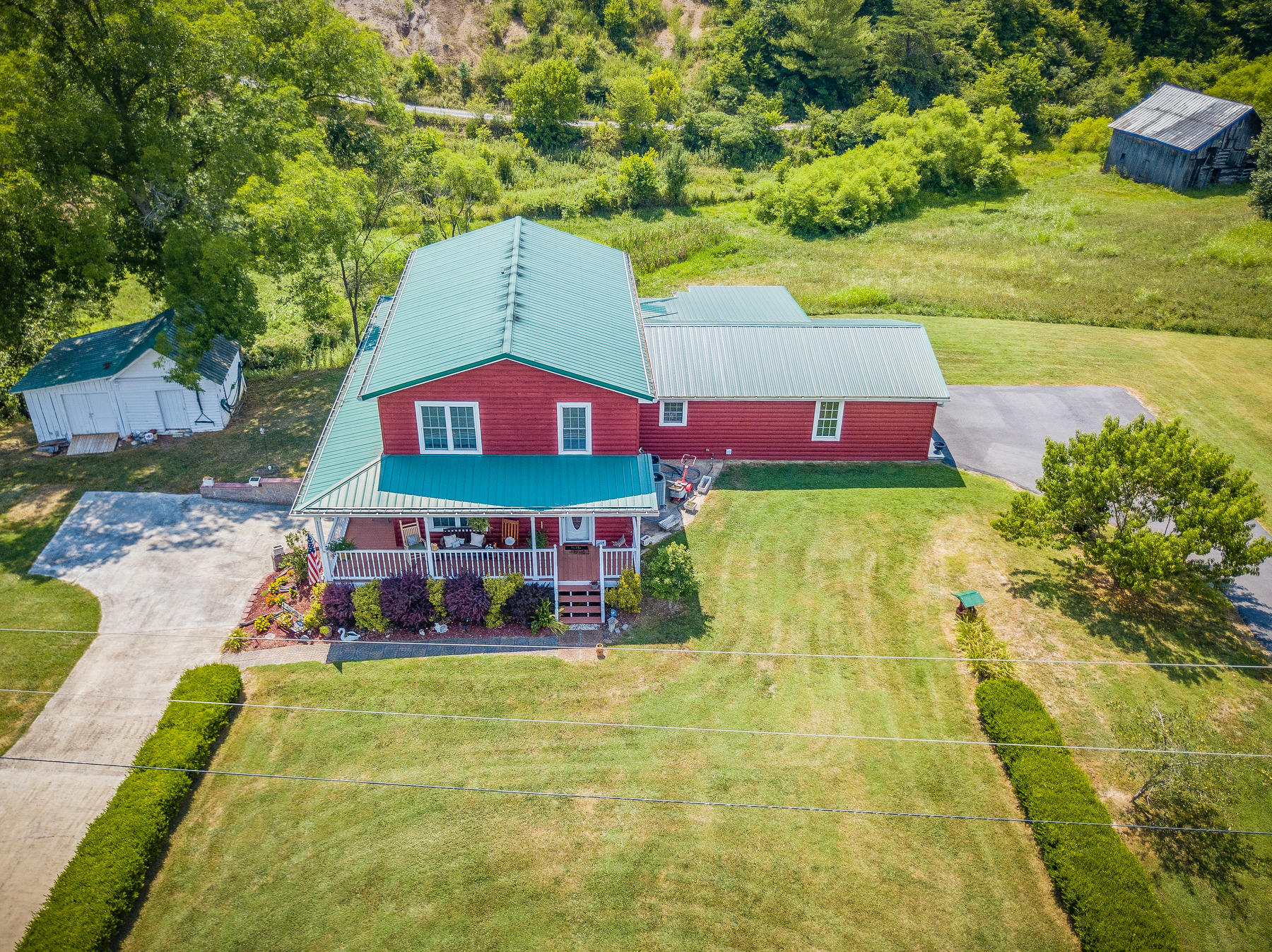335 Chimney Top Loop Fall Branch, TN 37656 - Photo 2 of 66 101 (9)