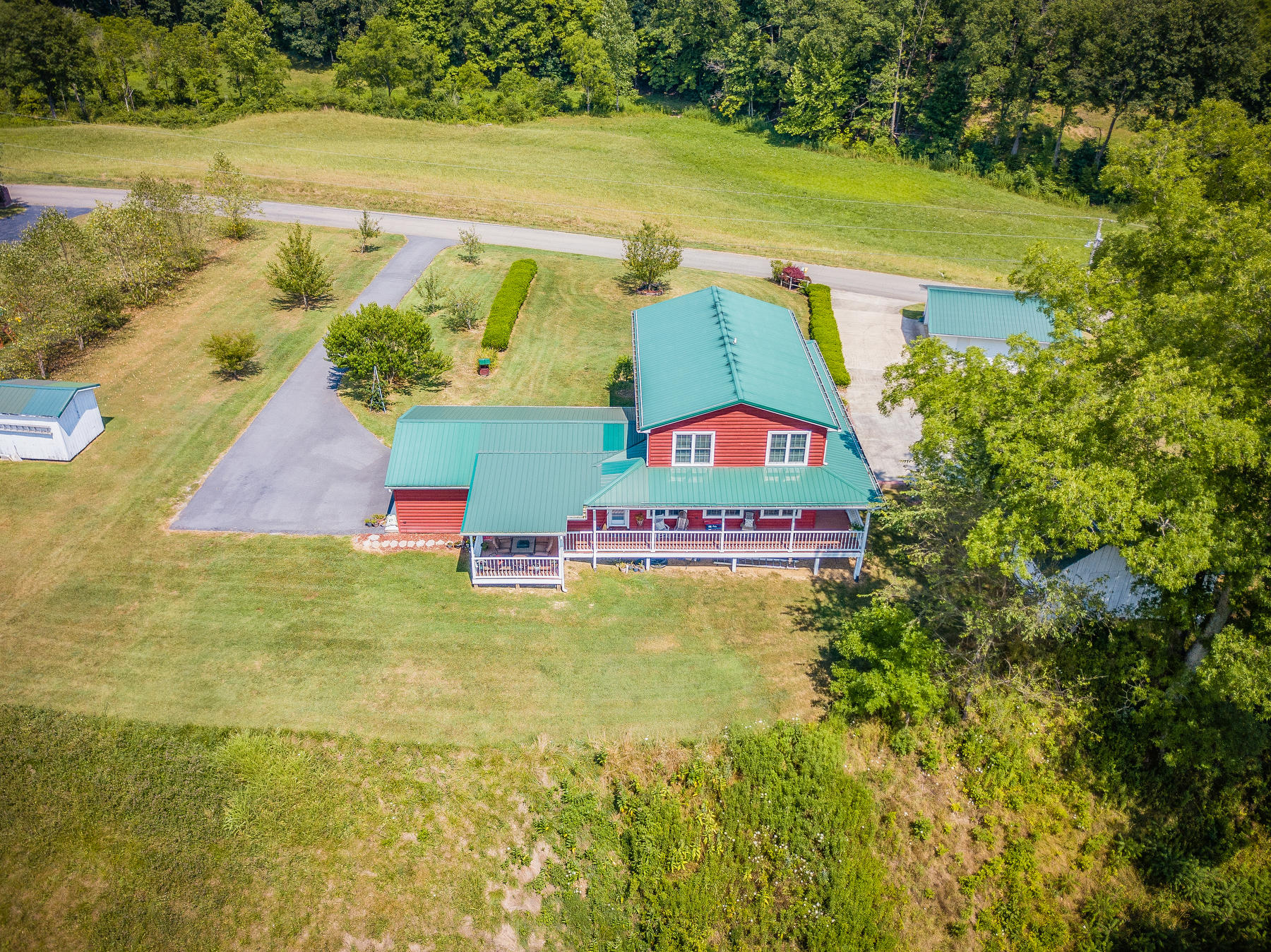 335 Chimney Top Loop Fall Branch, TN 37656 - Photo 4 of 66 108 (3)