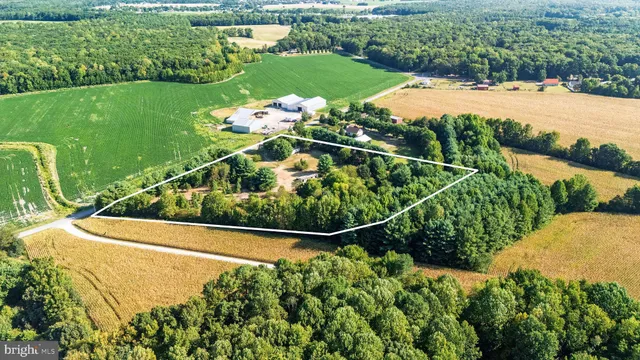 a view of a tennis court