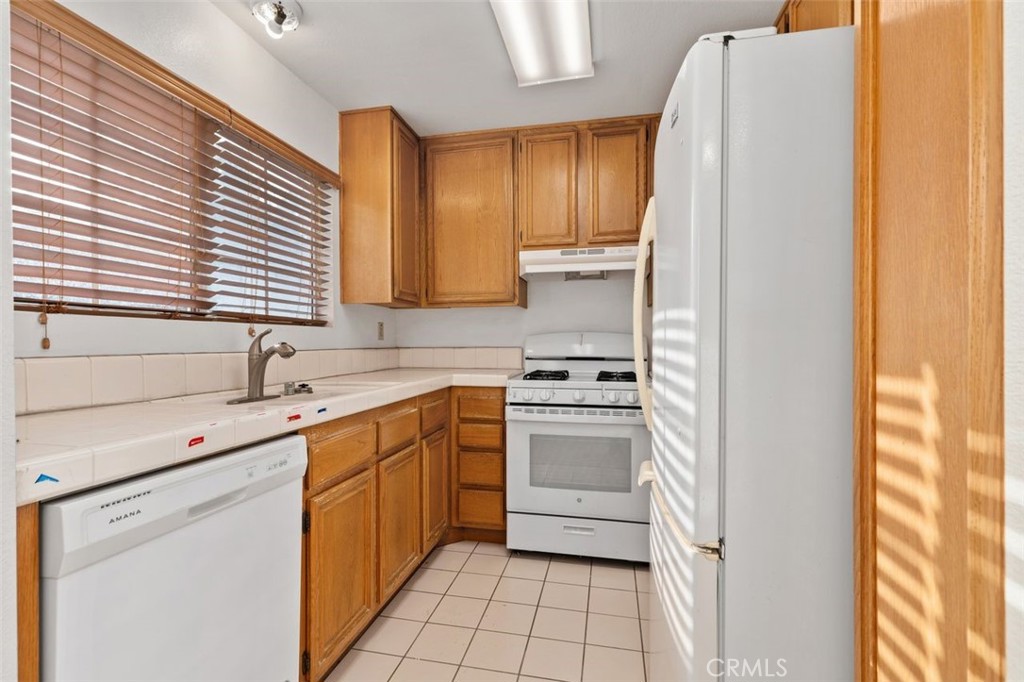 2800 Plaza Del Amo, Unit 375 Torrance, CA 90503 - Photo 4 of 24 a kitchen with a sink cabinets and window