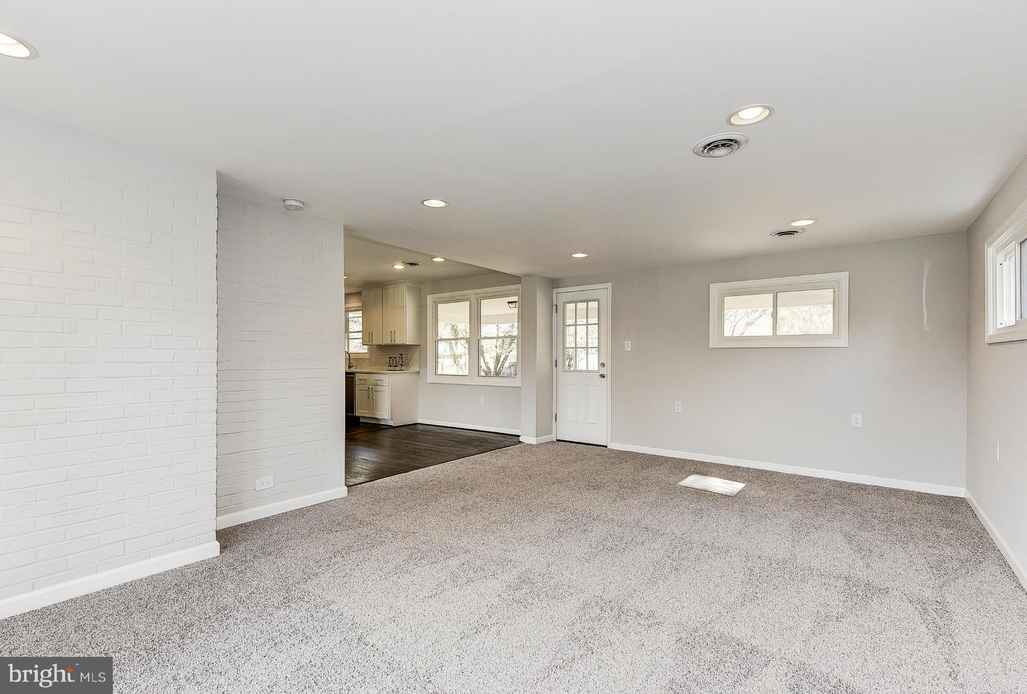 21901 Big Woods Road Dickerson, MD 20842 - Photo 13 of 27 Family Room
