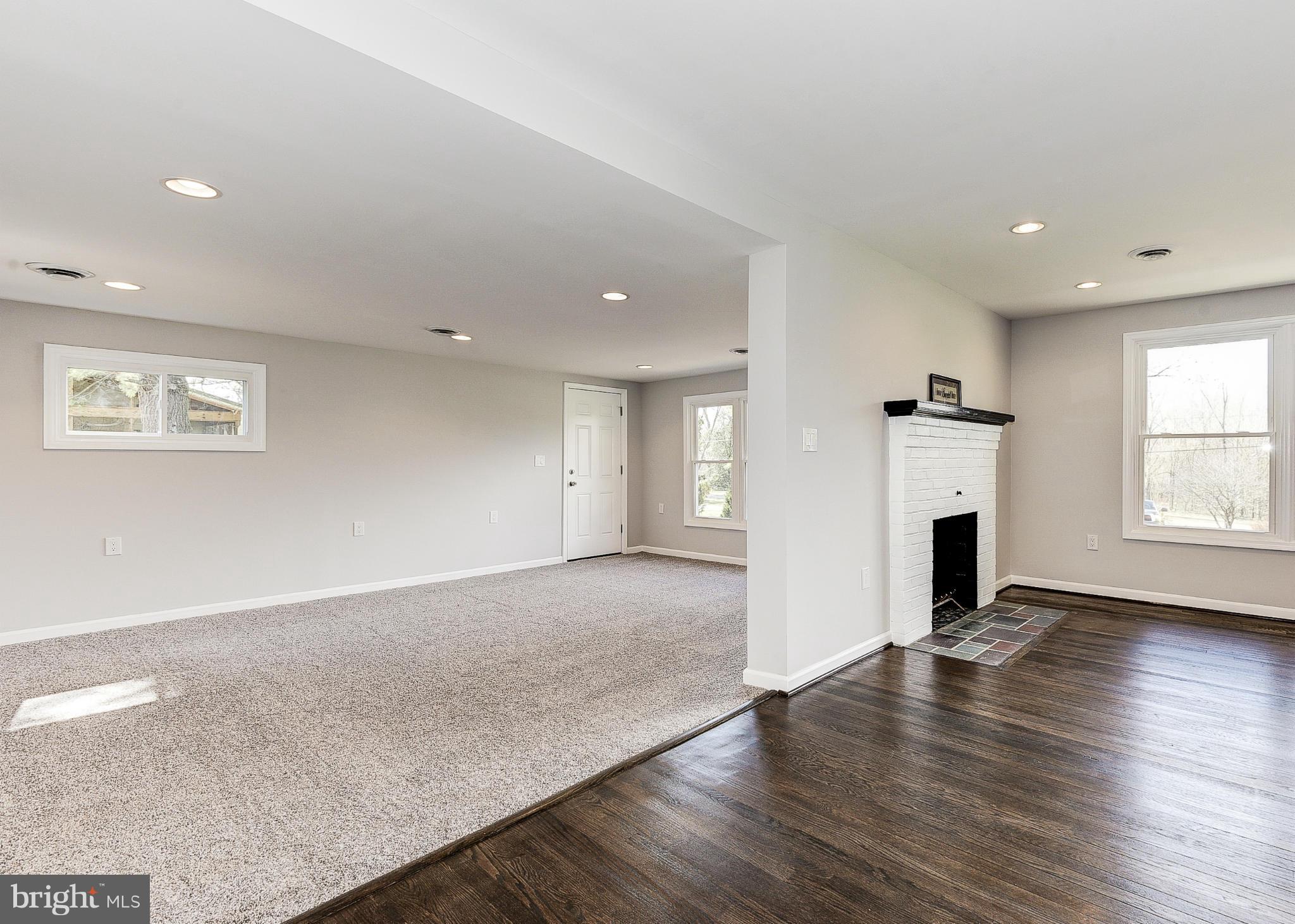 21901 Big Woods Road Dickerson, MD 20842 - Photo 5 of 27 Living Room