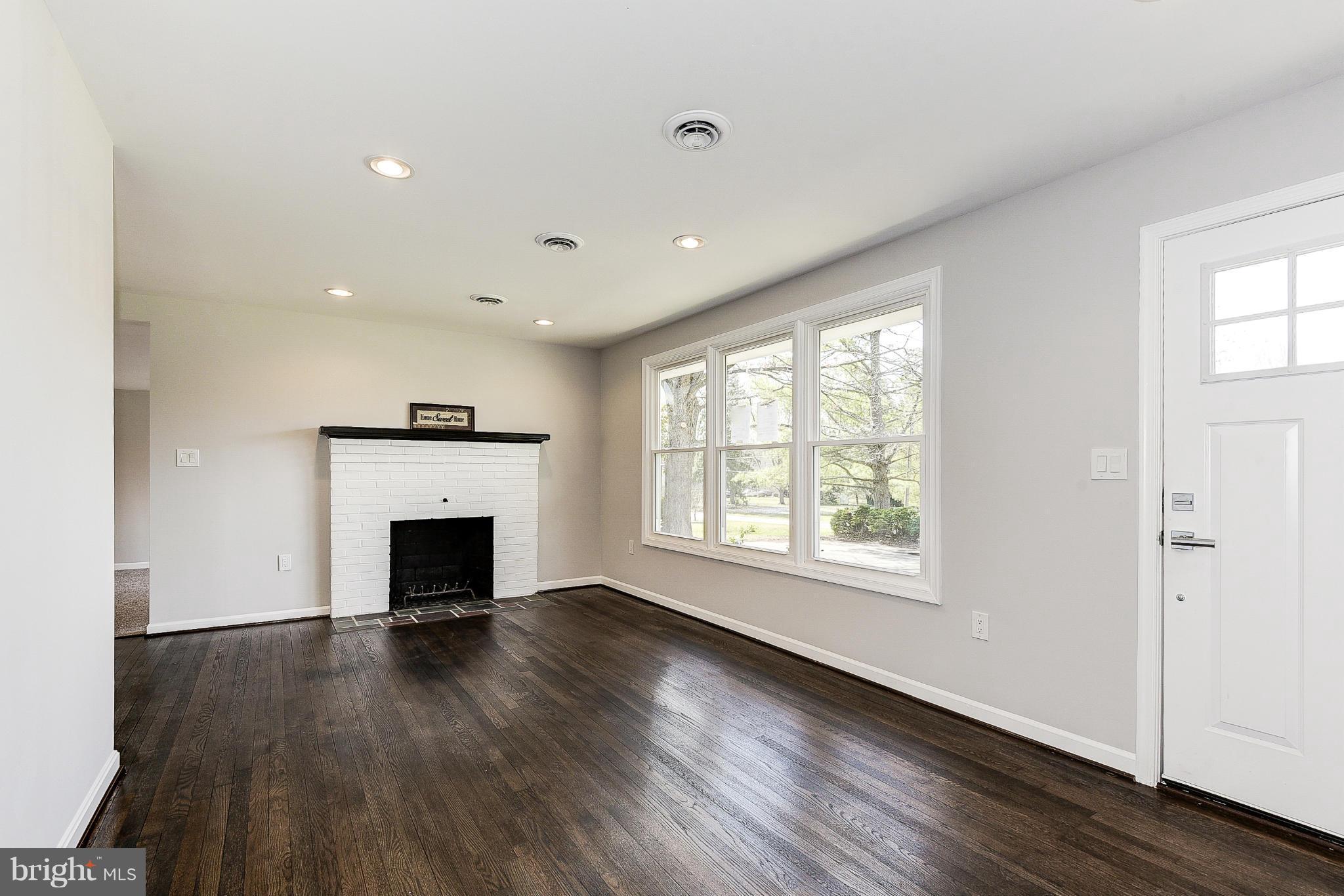 21901 Big Woods Road Dickerson, MD 20842 - Photo 6 of 27 Living Room