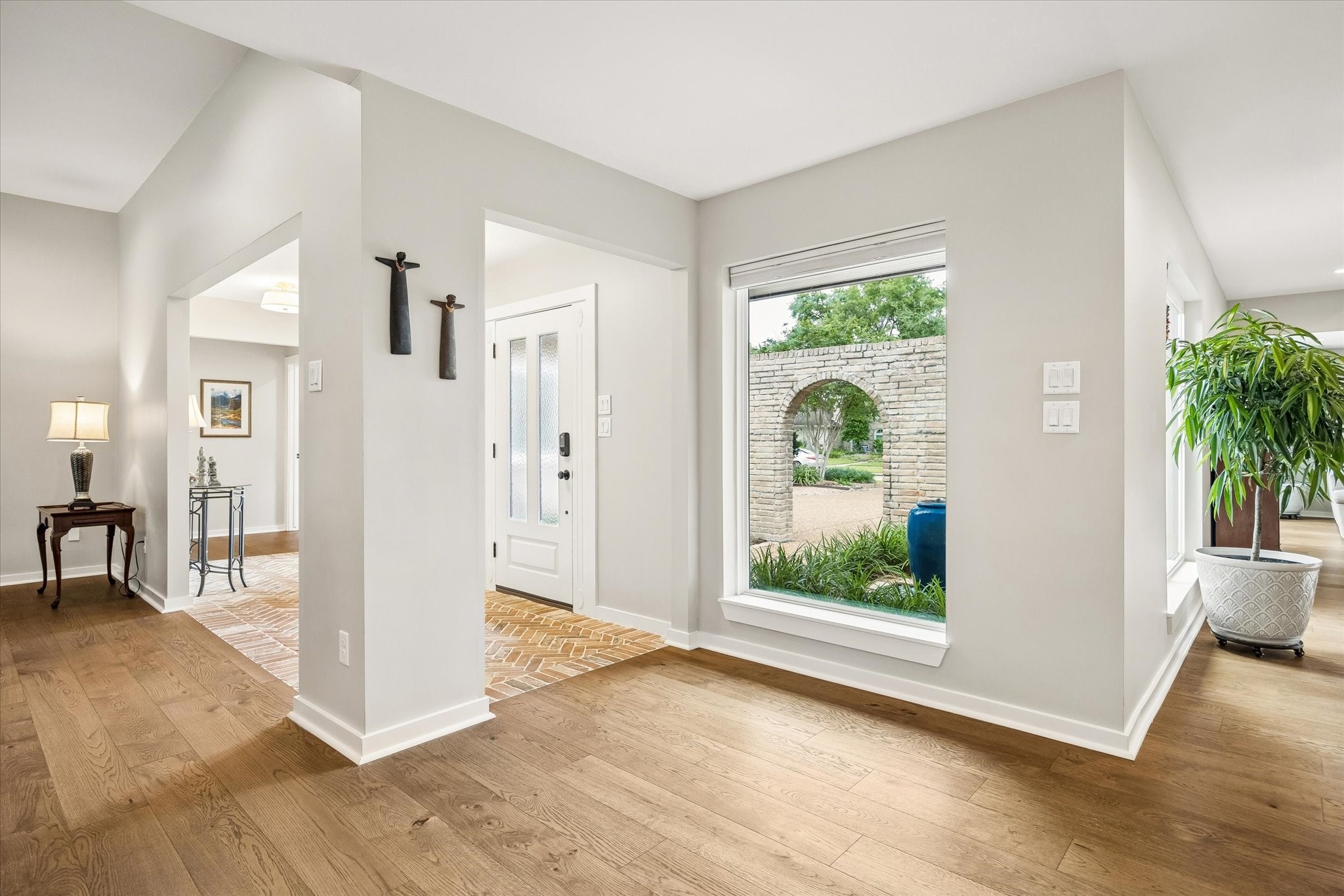 1059 Candlelight Lane Houston, TX 77018 - Photo 14 of 35 a view of a hallway with wooden floor and a livingroom