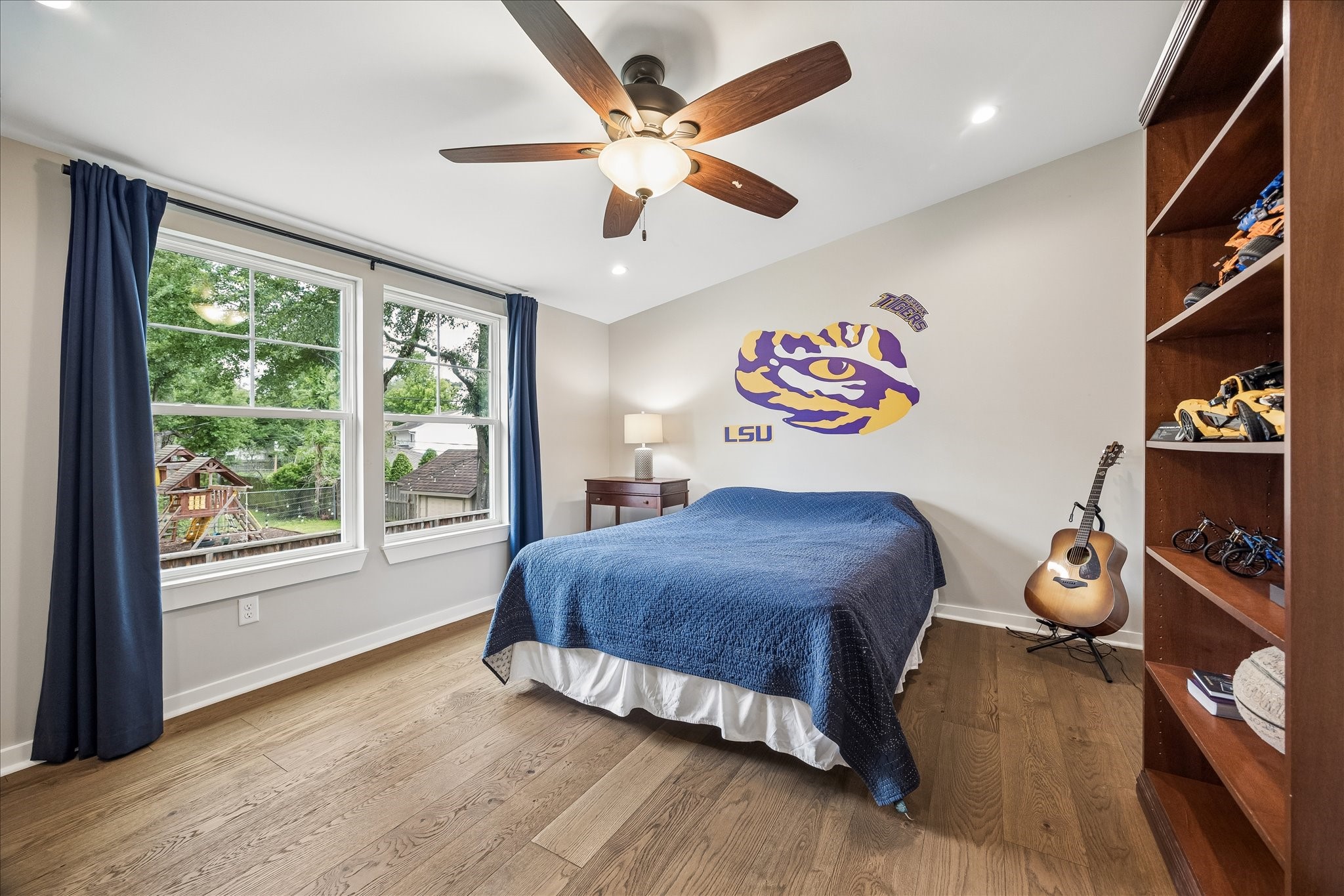 1059 Candlelight Lane Houston, TX 77018 - Photo 24 of 35 a bedroom with a bed and a large window with the outer view