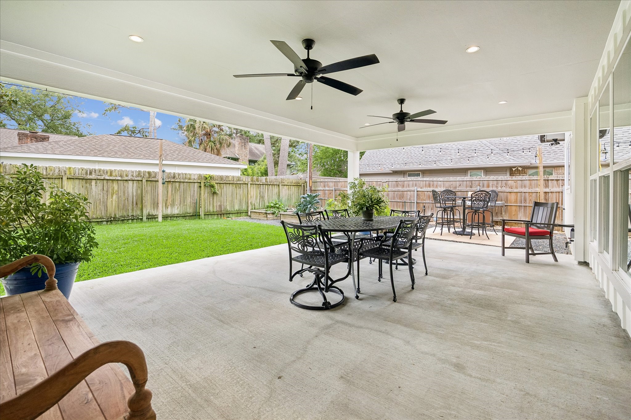 1059 Candlelight Lane Houston, TX 77018 - Photo 32 of 35 a view of a patio with a table and chairs