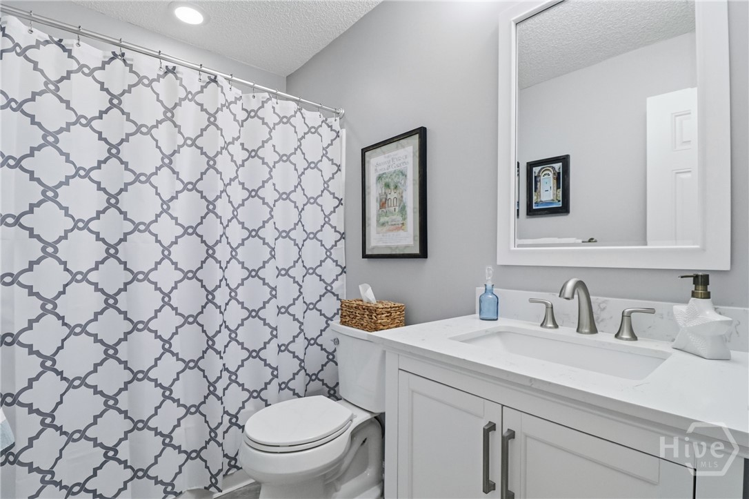 18 River Walk, Unit 18 Savannah, GA 31410 - Photo 16 of 27 Guest bath