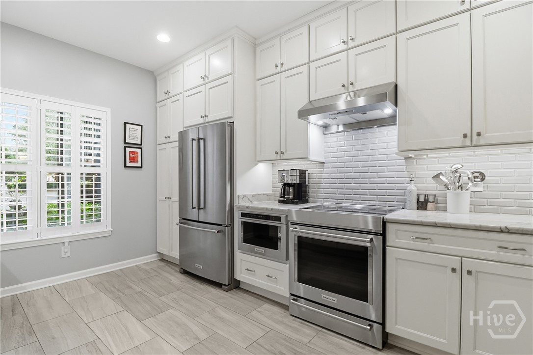 18 River Walk, Unit 18 Savannah, GA 31410 - Photo 6 of 27 Plantation shutters, Cabinets to ceiling.