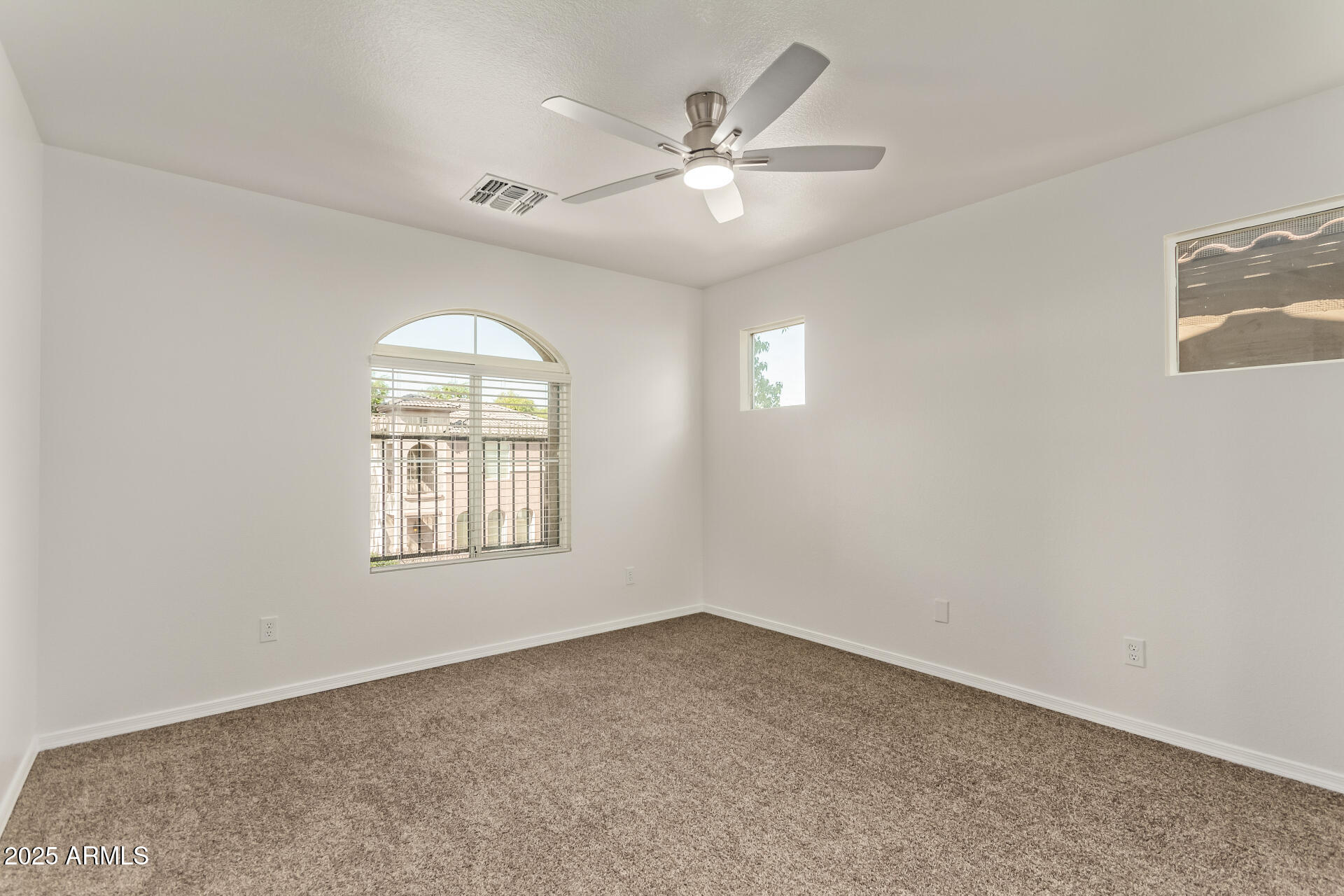 1401 East Bloch Road Phoenix, AZ 85040 - Photo 27 of 42 an empty room with windows and fan