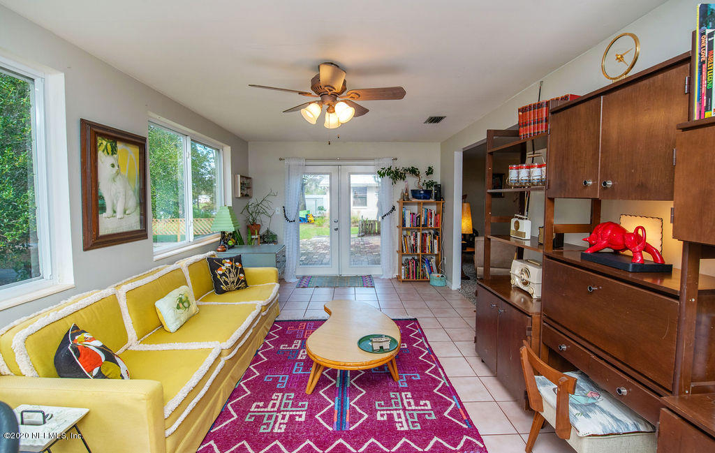 843 Viscaya Boulevard St. Augustine, FL 32086 - Photo 14 of 33 a living room with furniture and a dining table