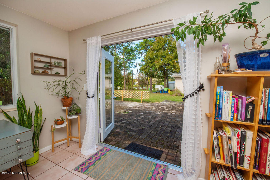 843 Viscaya Boulevard St. Augustine, FL 32086 - Photo 15 of 33 a living room with a book shelf and a book shelf