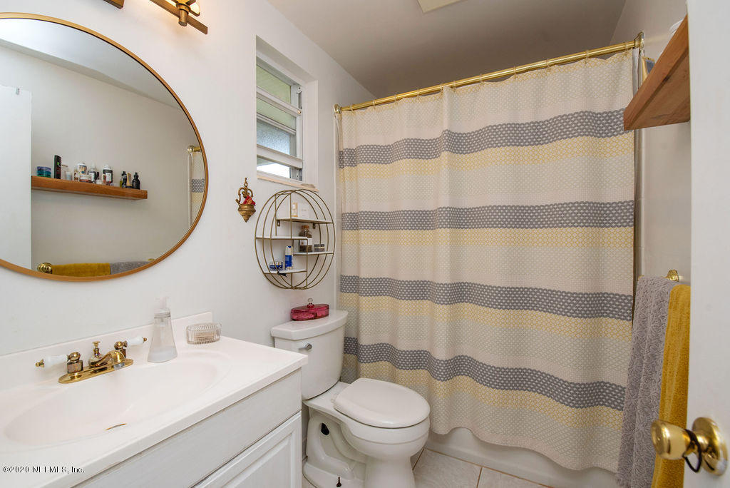 843 Viscaya Boulevard St. Augustine, FL 32086 - Photo 19 of 33 a bathroom with a sink and a mirror