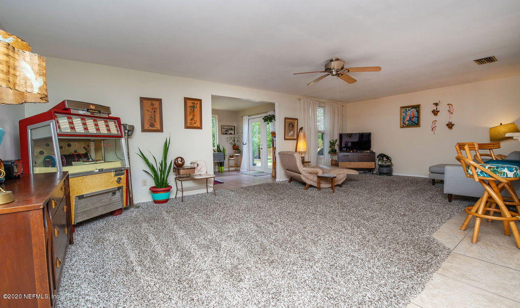 843 Viscaya Boulevard St. Augustine, FL 32086 - Photo 5 of 33 a view of a livingroom with furniture and a flat screen tv