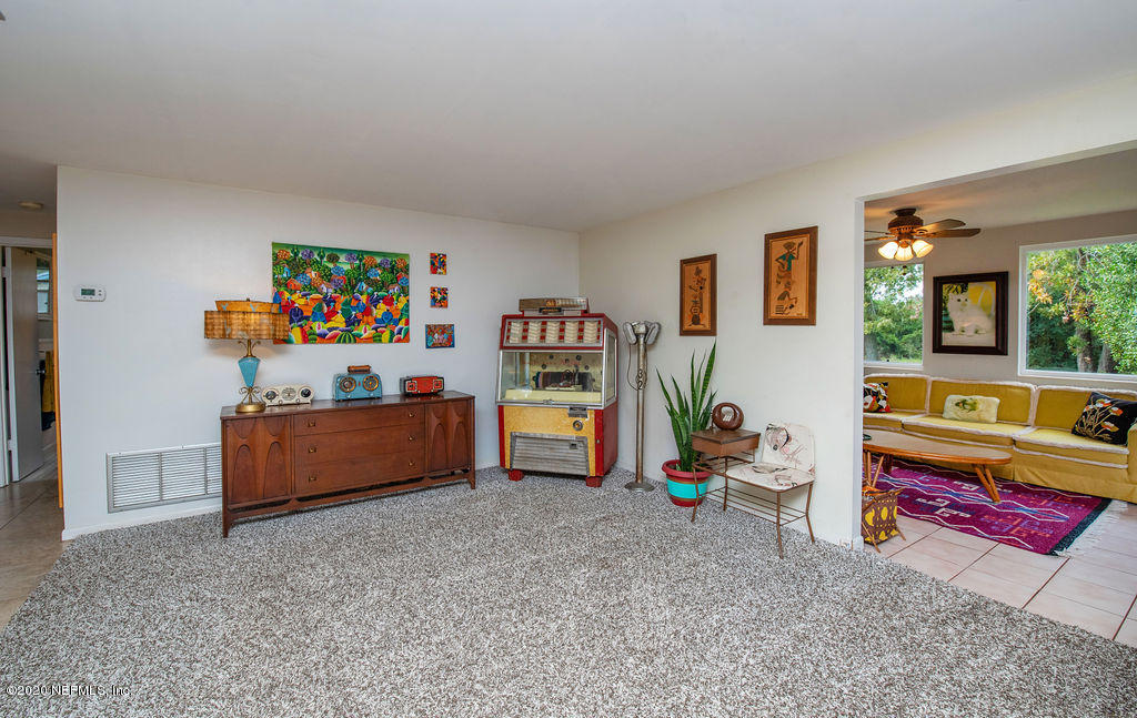 843 Viscaya Boulevard St. Augustine, FL 32086 - Photo 8 of 33 a living room with furniture and a flat screen tv