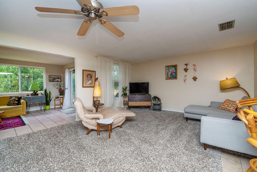 843 Viscaya Boulevard St. Augustine, FL 32086 - Photo 9 of 33 a living room with furniture and a flat screen tv