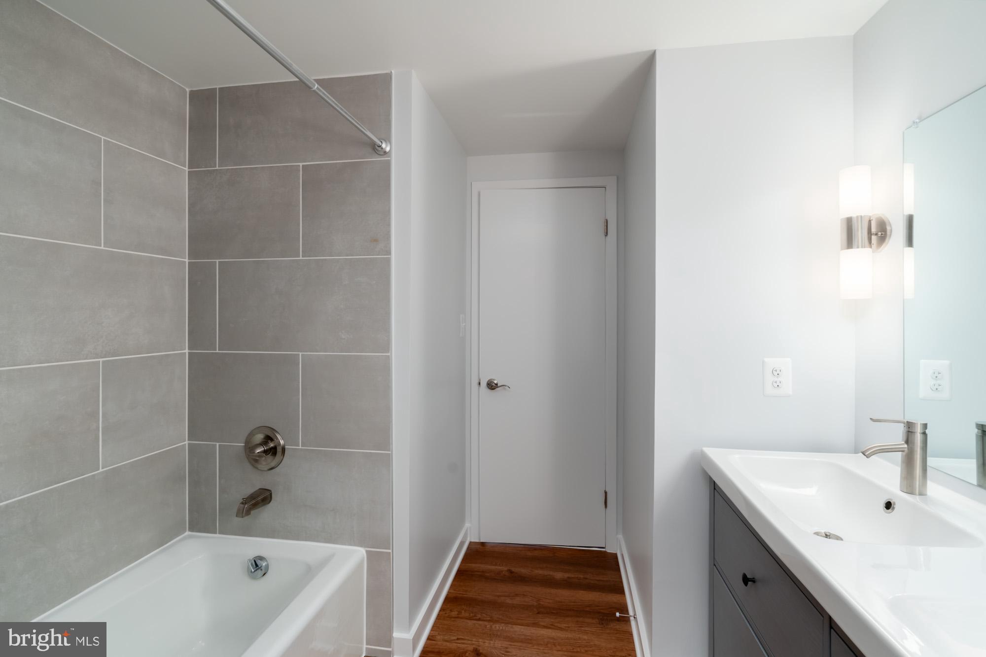 11500 Fairway Drive, Unit 401 Reston, VA 20190 - Photo 33 of 36 Primary bath soaking tub
