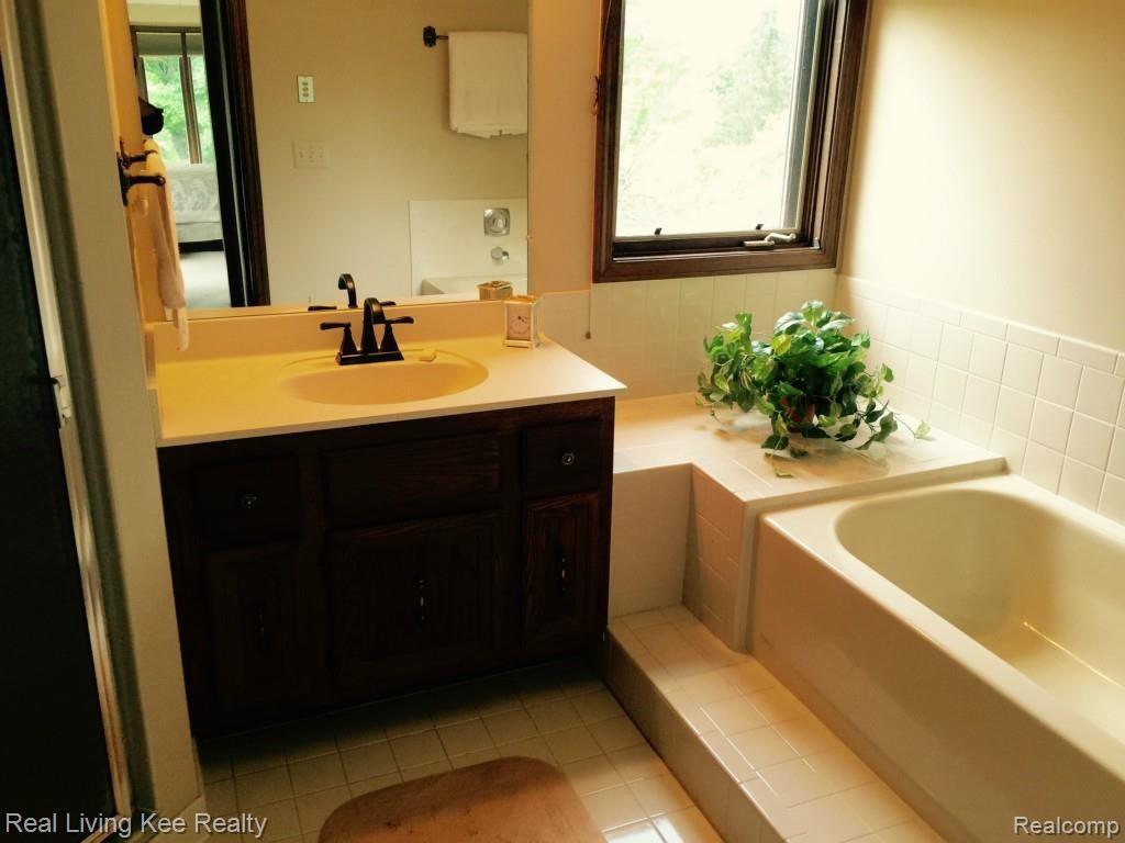 3576 Salem Drive Rochester, MI 48306 - Photo 17 of 30 FullSizeRender (5).jpg