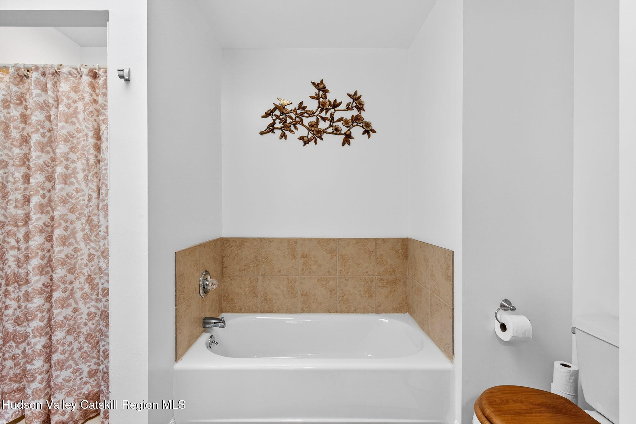 205 Esopus Creek Road Saugerties, NY 12477 - Photo 25 of 56 a bathroom with a bathtub and toilet