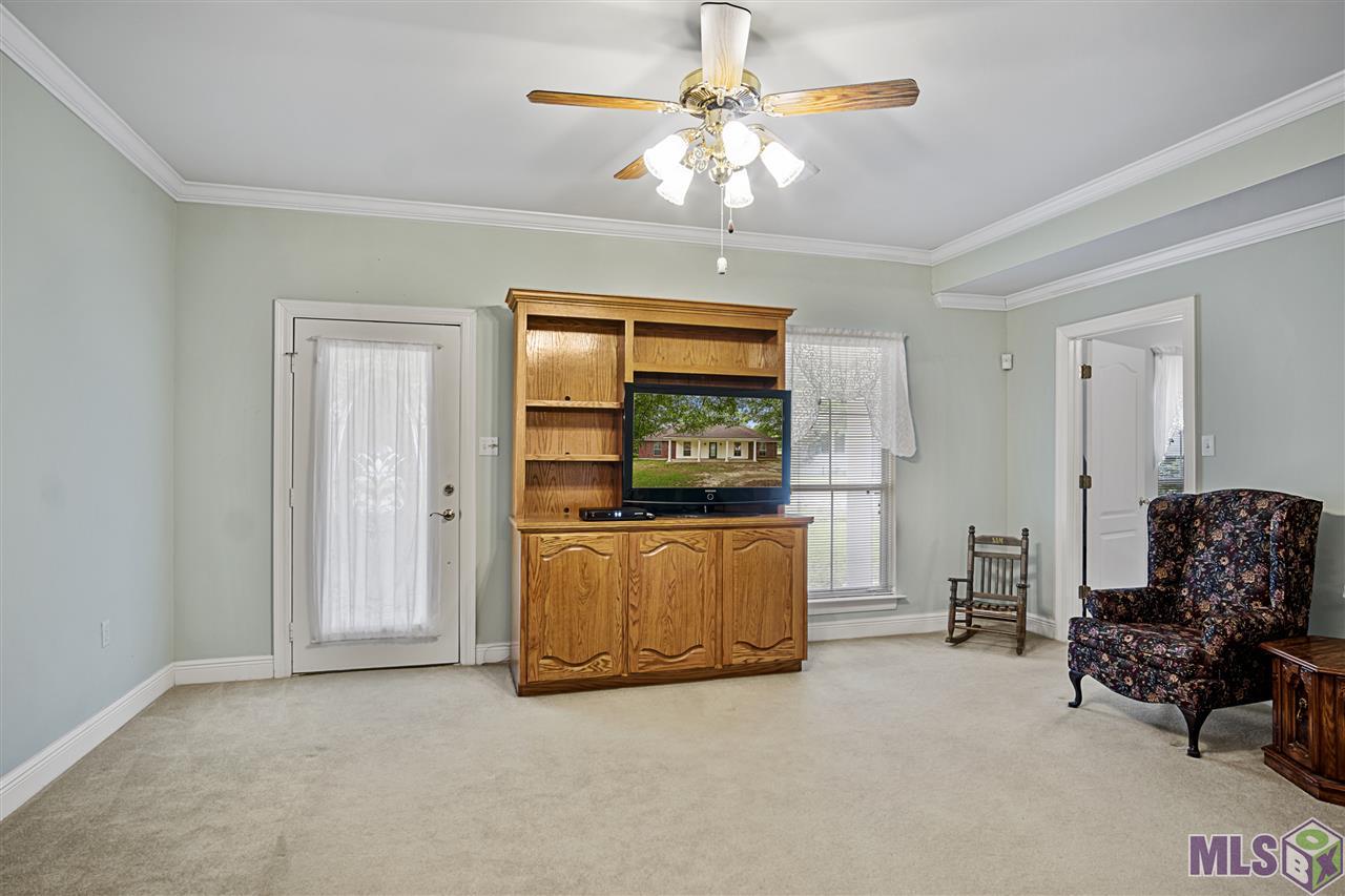 11756 Brown Road Denham Springs, LA 70726 - Photo 30 of 36 Family room