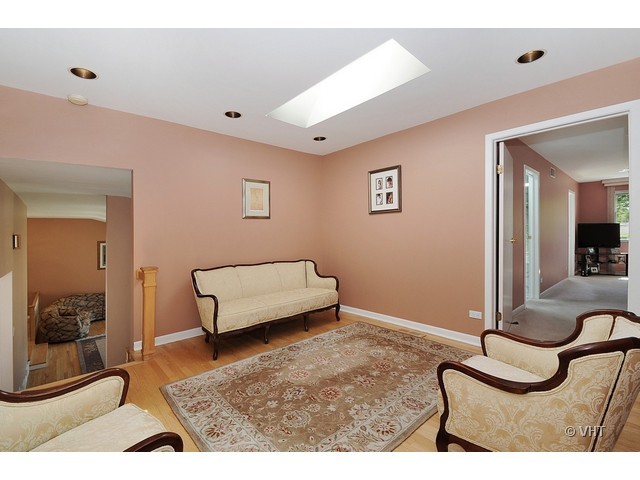 669 Ridge Road Highland Park, IL 60035 - Photo 11 of 16 a living room with furniture and a mirror