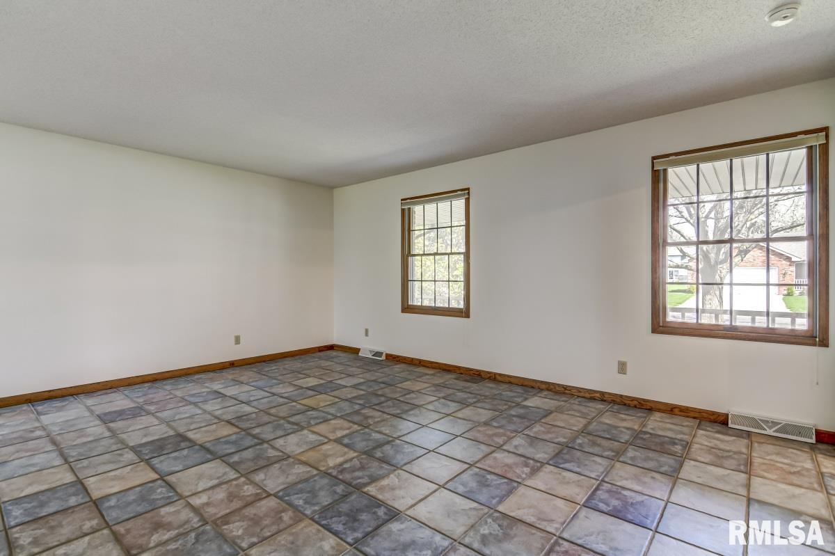 3912 Eagle Wing Road Springfield, IL 62711 - Photo 4 of 36