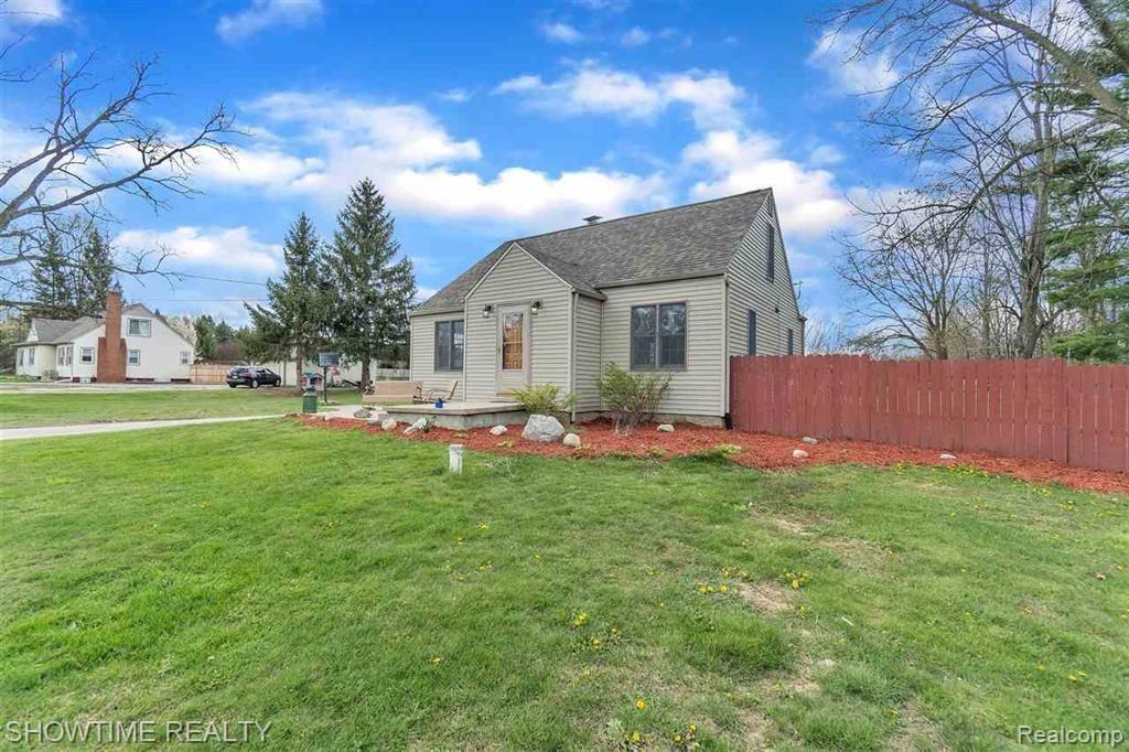 2459 North Belsay Road Burton, MI 48509 - Photo 4 of 33