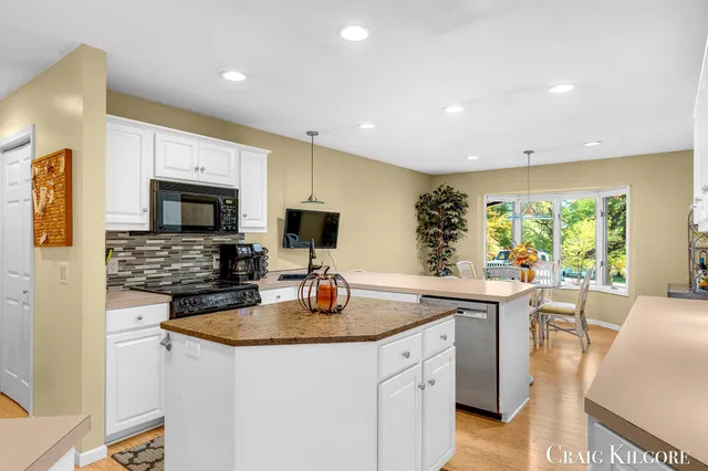 $699,900 | 17871 North Fruitport Road, Spring Lake, MI 49456