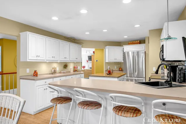 $699,900 | 17871 North Fruitport Road, Spring Lake, MI 49456