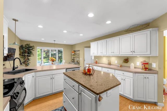 $699,900 | 17871 North Fruitport Road, Spring Lake, MI 49456