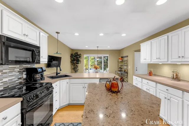 $699,900 | 17871 North Fruitport Road, Spring Lake, MI 49456