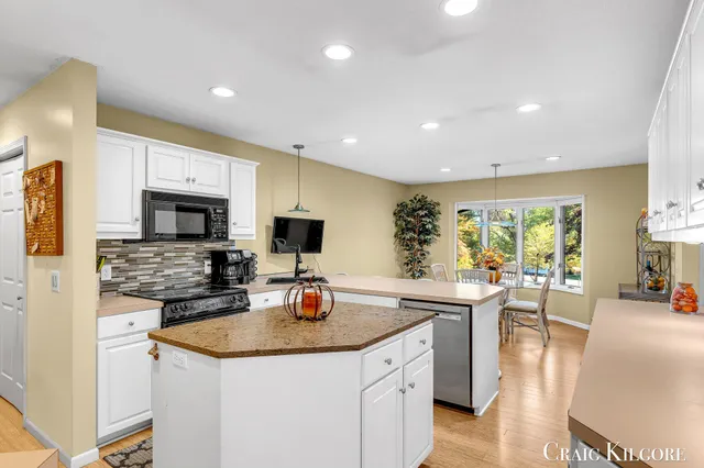 $699,900 | 17871 North Fruitport Road, Spring Lake, MI 49456