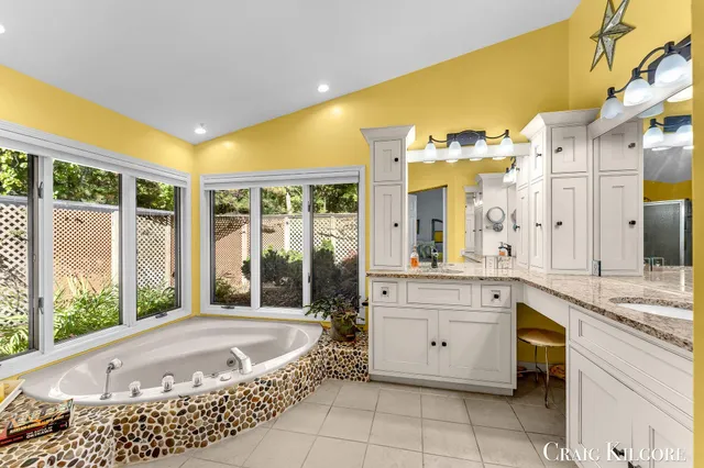 $699,900 | 17871 North Fruitport Road, Spring Lake, MI 49456