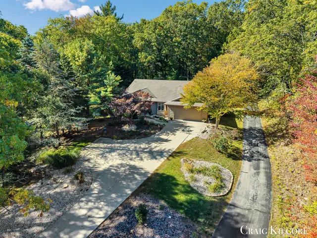 $699,900 | 17871 North Fruitport Road, Spring Lake, MI 49456