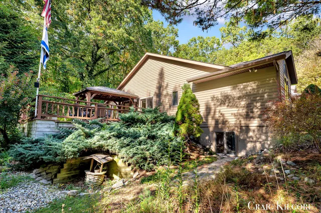 $699,900 | 17871 North Fruitport Road, Spring Lake, MI 49456