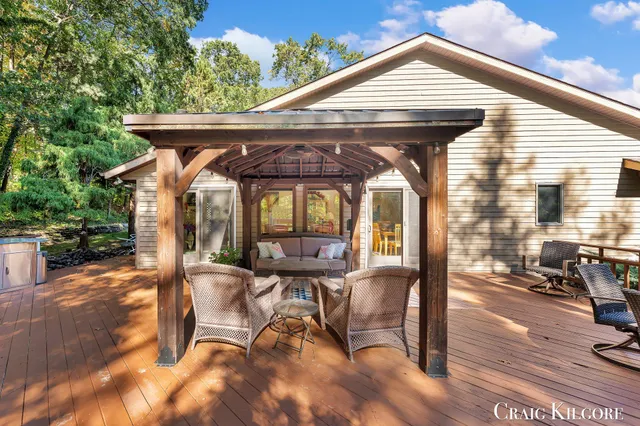 $699,900 | 17871 North Fruitport Road, Spring Lake, MI 49456