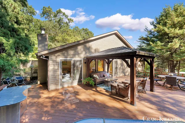 $699,900 | 17871 North Fruitport Road, Spring Lake, MI 49456